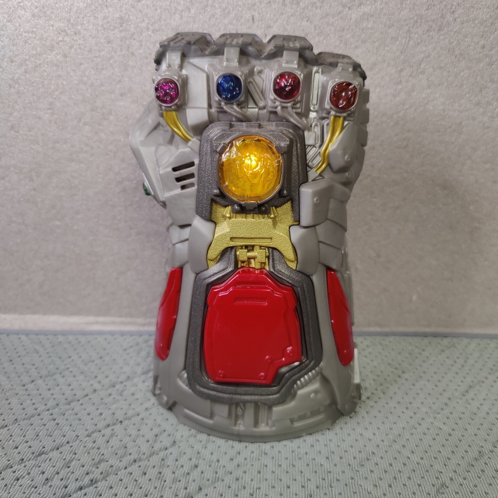 Marvel Avengers Infinity War Thanos / Iron Man Electronic Gauntlet Glove Toy